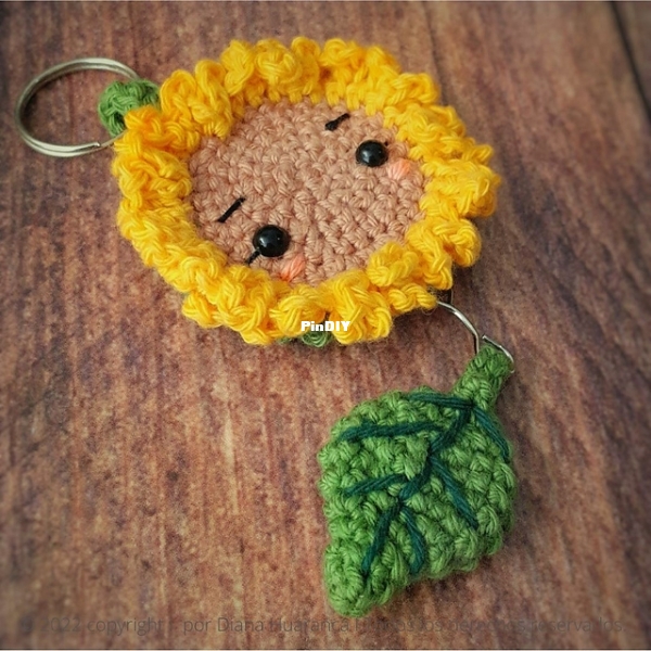 Iniciarte Craft - Khawamaru - Diana Huaranca - Sunflower Keychain.jpg