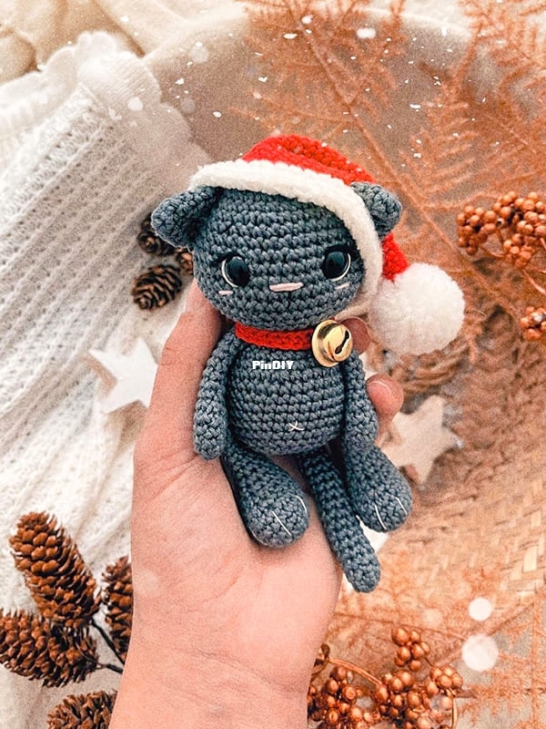 Ayudantes-de-gatitos-de-Papa-Noel-con-copo-de-nieve-y-Misty-Misteltoe-Amigurumi-.jpg