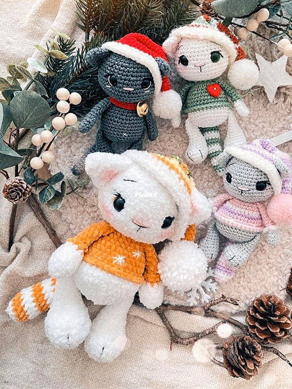 Ayudantes-de-gatitos-de-Papa-Noel-con-copo-de-nieve-y-Misty-Misteltoe-Amigurumi-.jpg