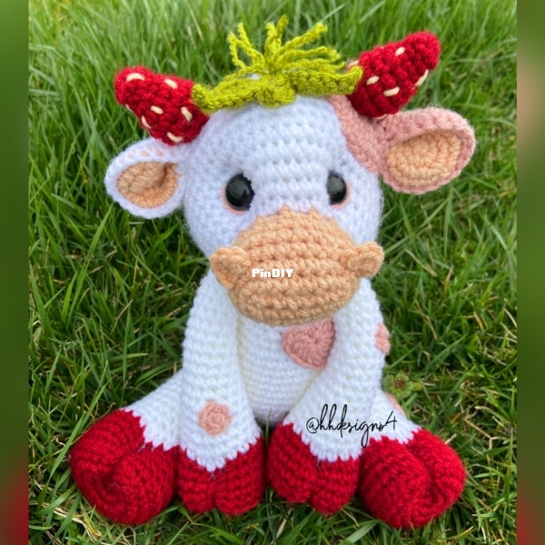HHDesigns4-HANNAH_S HANDMADE DESIGNS- Hannah Gerecke-strawberry cow