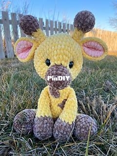 HHDesigns4-HANNAH_S HANDMADE DESIGNS- Hannah Gerecke-baby giraffe