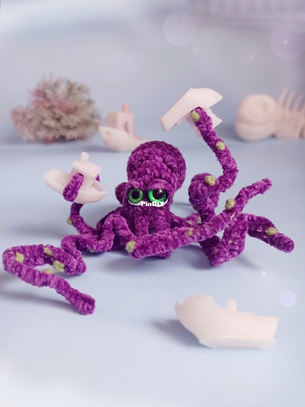 Mavdrik Toys - Kristina Mavdrik - Octopus Brooch_02.jpg