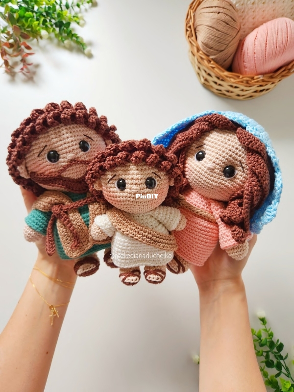 Ateliê Diana Ducheiko - Diana Regina do E-book Sagrada Familia e Anjinhos - Portuguese