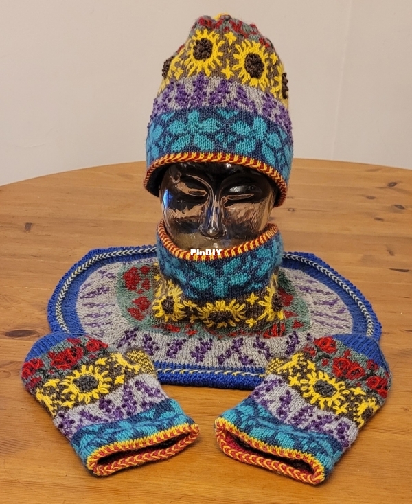 2023 11 11 Dreaming of Provence neckwarmer (3).jpg