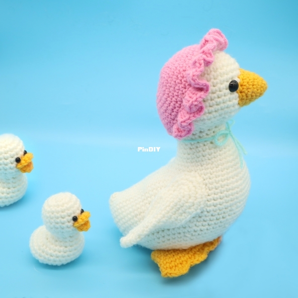 free-mother-goose-amigurumi-crochet-pattern.jpg