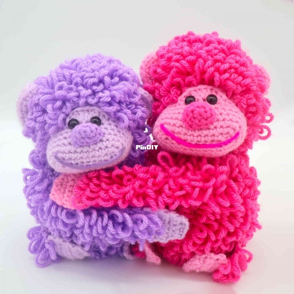 Cute-hugging-gorillas-amigurumi-crochet-pattern-valentines-day.jpg