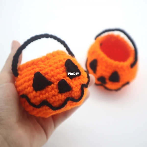 Free-pumpkin-crochet-treat-basket.jpg