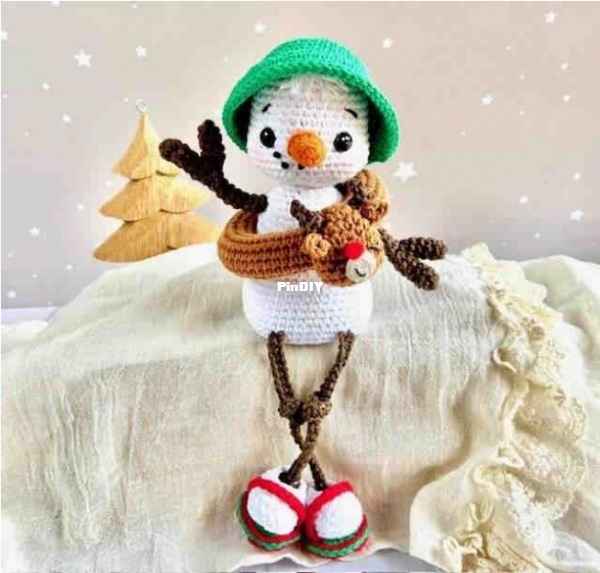Bhindi Crochet - Celeste Ronzano - Roman the Snowman - EN.jpg