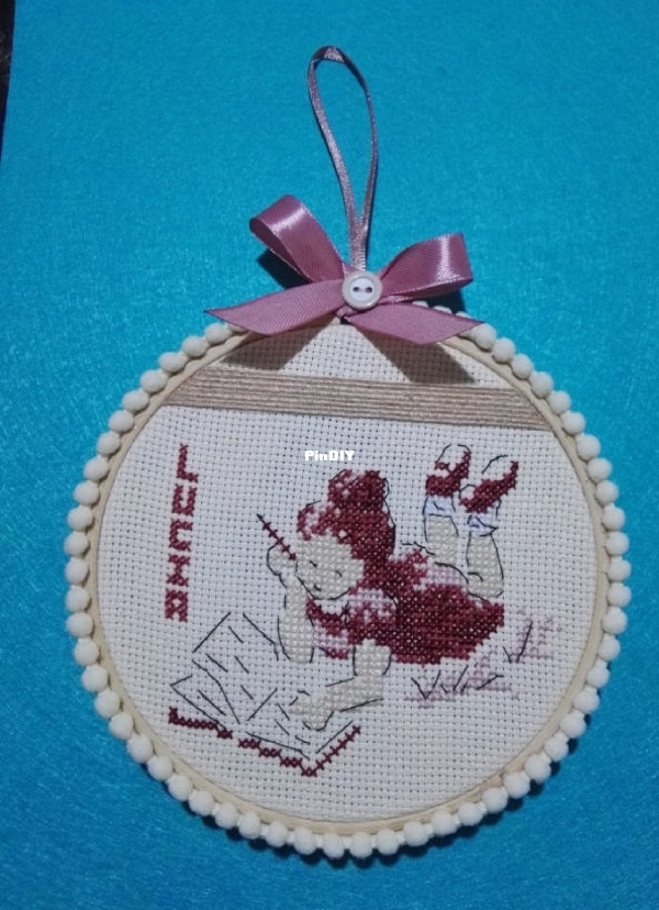 Cuadro Bastidor Niña leyendo Patrón Veronique Enginger