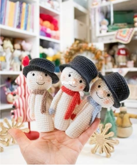 Elise Rose Crochet-Snowman finger puppets.jpg