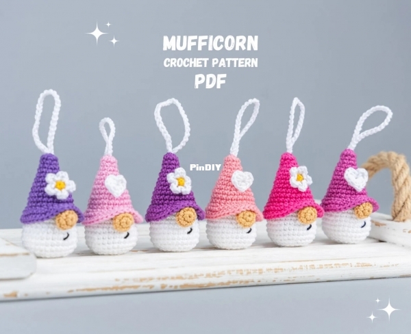 Mufficorn - Olga Chemerys - Keychain small gnome with heart and flower_02.jpg