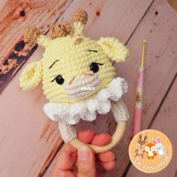 De Ensueños crochet - Celeste Bitiol - Sonajero Sam la jirafa - Spanish.png
