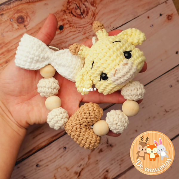 De Ensueños crochet - Celeste Bitiol - Portachupetes de Sam la jirafa - Spanish.png