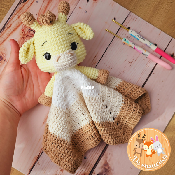 De Ensueños crochet - Celeste Bitiol - Manta de apego de Sam la jirafa - Spanish.png