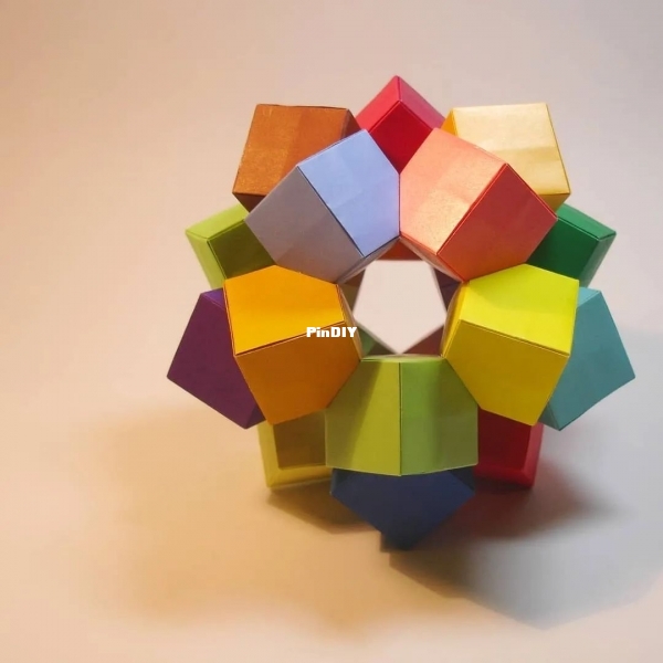 Bola dodecaédrica formada por 20 cubos de Colombo.jpeg