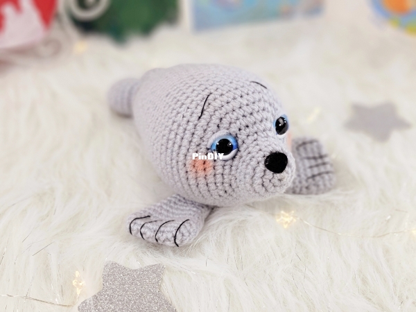 Sweet Oddity Art - Carolyne Brodie - mini seal [free].jpg