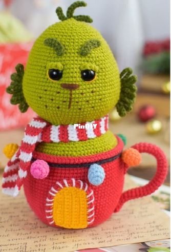 Crochet Friends Lab - MagicFriendsToys-Tatiana Kostochenkova-christmas thief in a mug