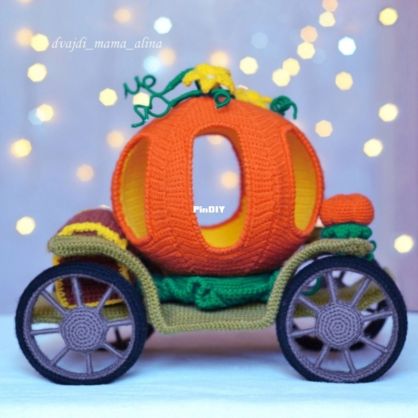 Dvajdi Mama Alina - Maminaalka - Alina - Crochet pumpkin carriage with spinning wheels.jpg