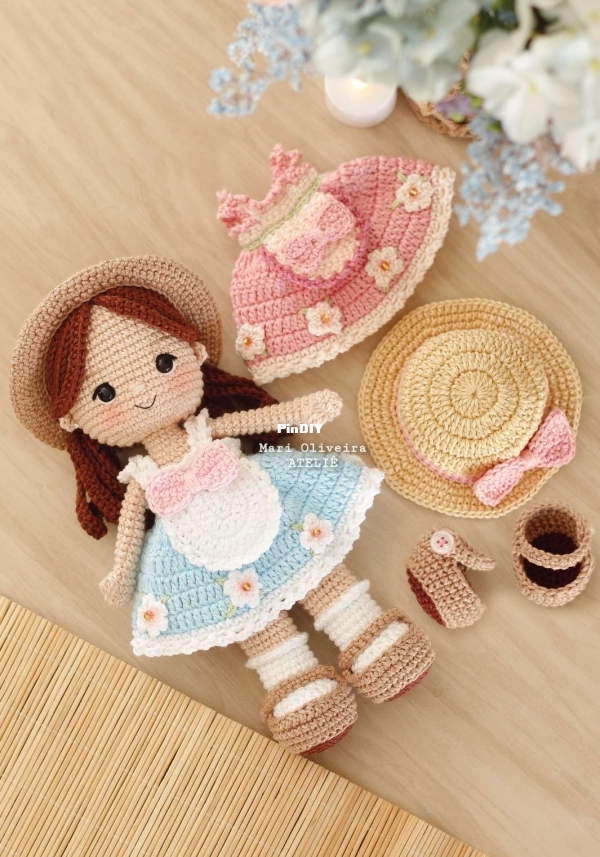 Mari Oliveira Ateliê - Boneca Cecilia - Portuguese