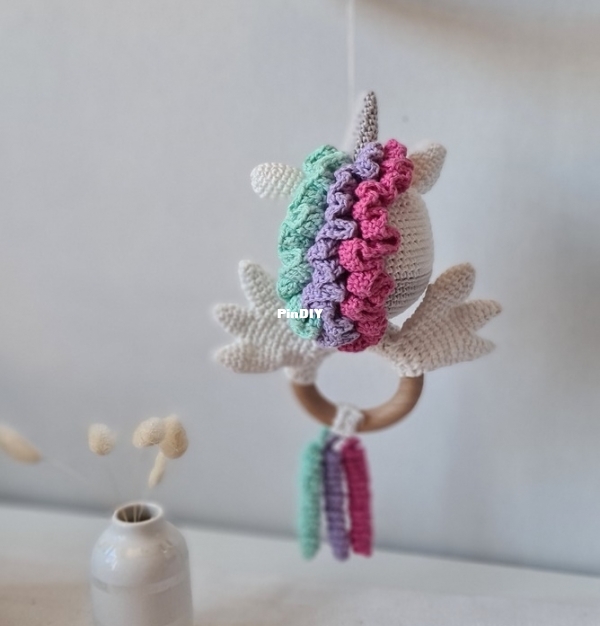 Virkat by By - Lizette - Rattle Lumi Unicorn_03.jpg