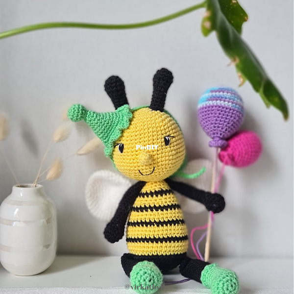 Virkat by By - Lizette - Queen Bee - Queen Bi.png