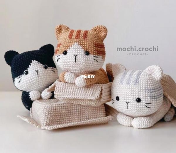 Mochi Crochi - Catloaf in the box.jpg