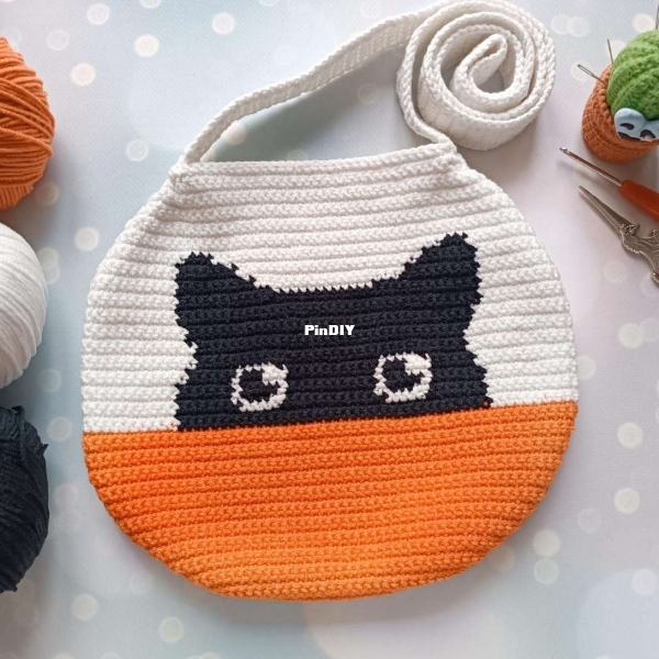 Black cat Round bag.jpg