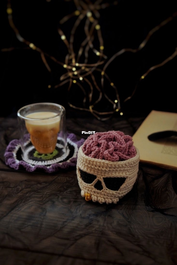FayniToys - Svitlana - Brainy Skull Coaster Set.jpg