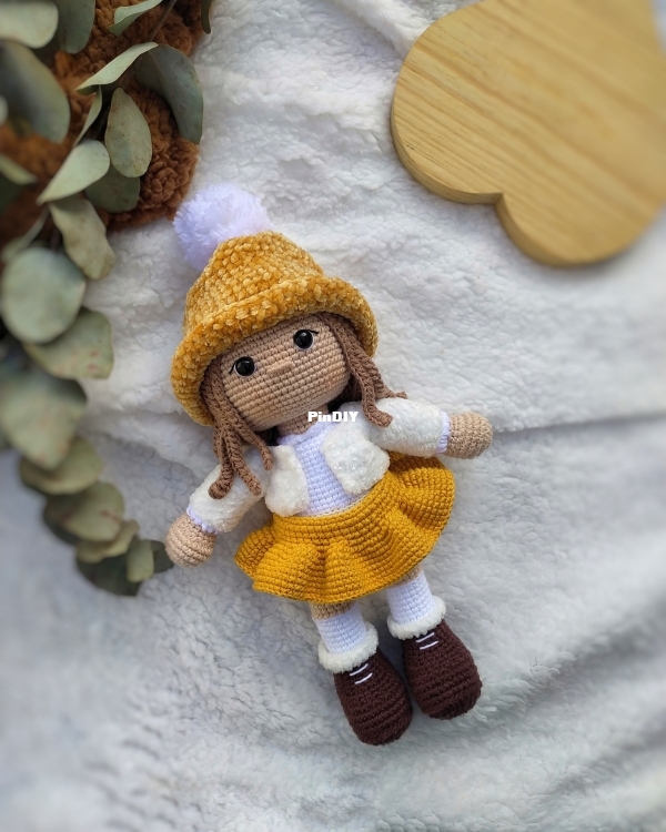 Amigurumi Cambé - Claine Martins - Boneca Sofia 33cm - Portuguese
