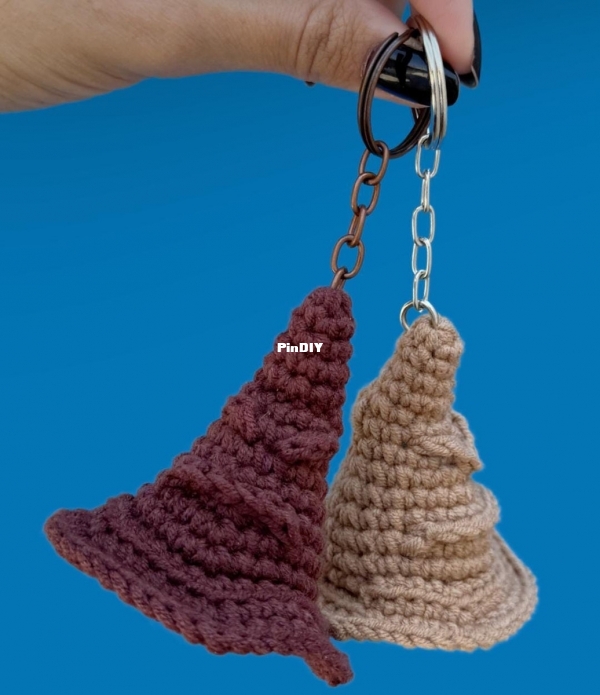 Caco Amigurumi - Juliana Sanches - Sorting Hat Keychain.jpg