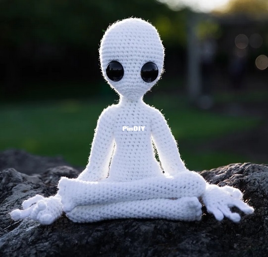 medsittingalien3.jpg
