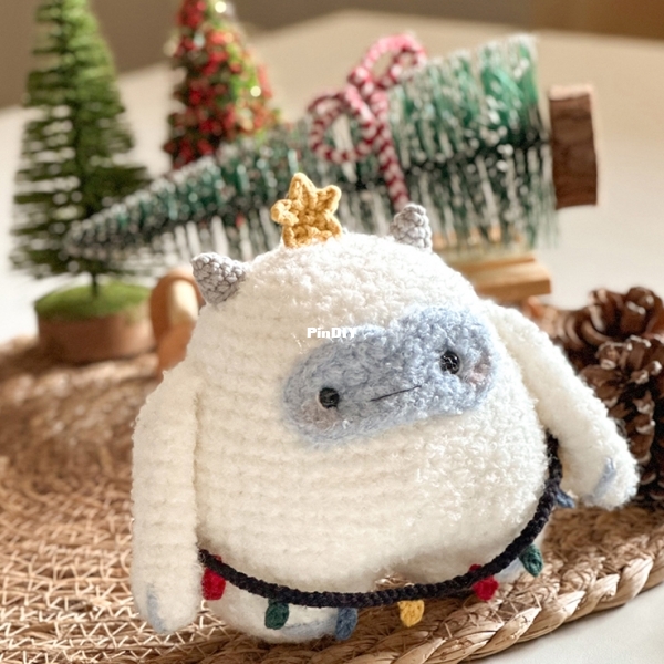 Bastet art - Kállyta Rodrigues - Christmas Yeti Monster_01.jpg