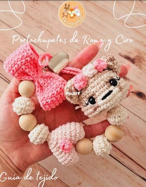 De Ensuenos Crochet - Portachupetes de Roma y Ciro los mapaches.jpg
