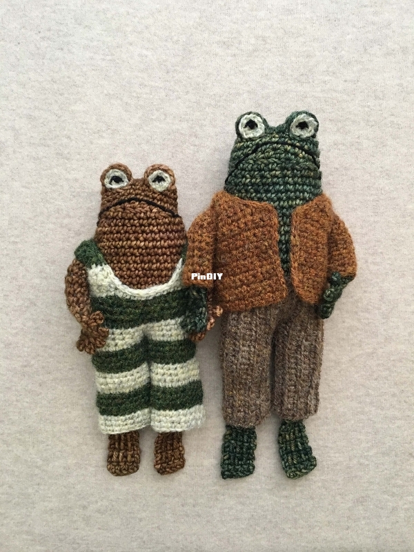 Frog_and_Toad_Crochet_Frog_and_Cast.jpg