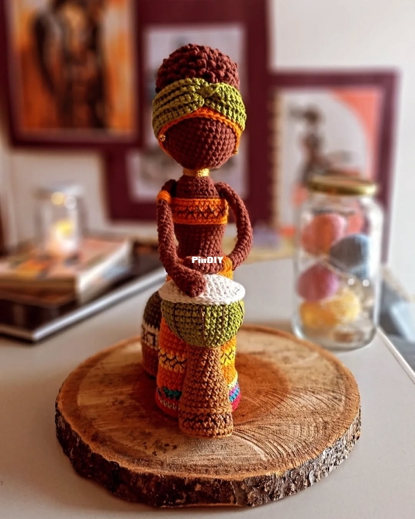 lidicoelhoatelie - Lidiane Coelho - Africana sentada - African sitting - Português