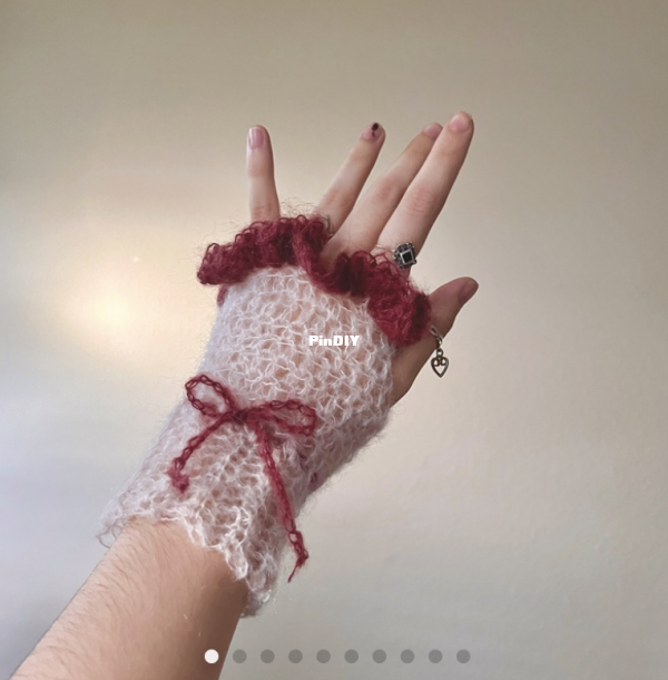 Delilah fingerless gloves.png