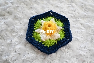6-Petaled_Flower_Hexagon_free_crochet_pattern_by_Underground_Crafter_3_small2.jpeg