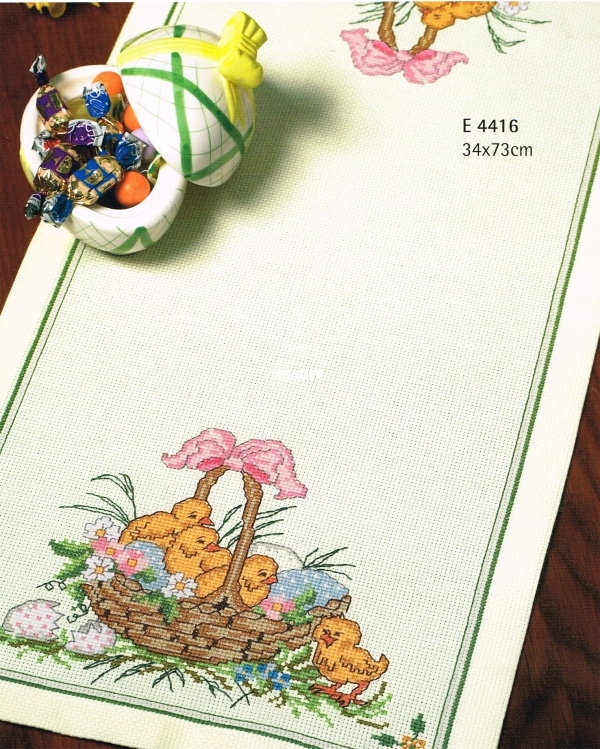 E4416 Easter Tablerunner_1.jpg