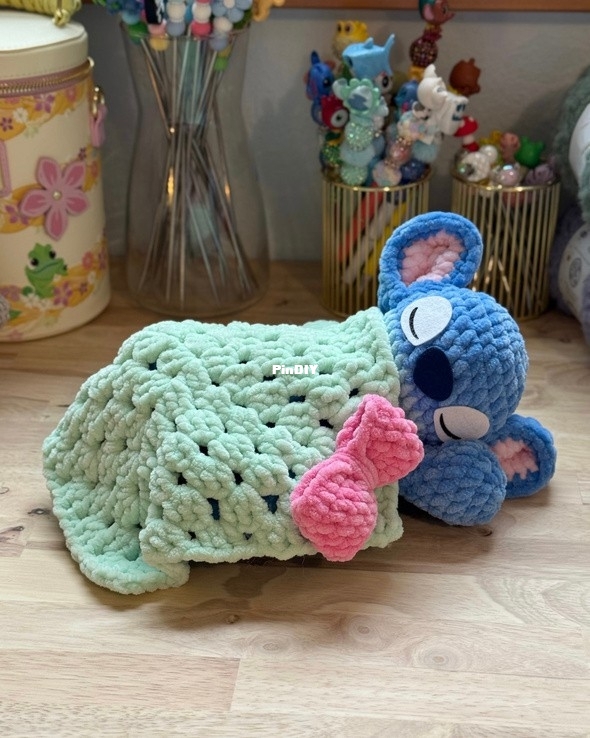 Crochet Grove - Anabelle Mcelhaney - Sleepy Blue Alien - English