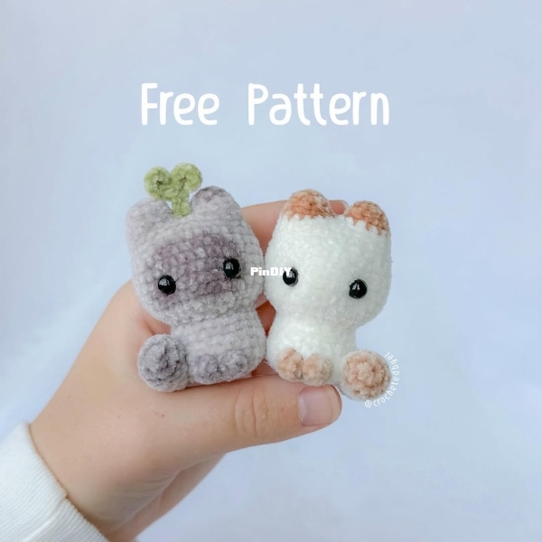 Crocheted by el Low-sew cat.jpg