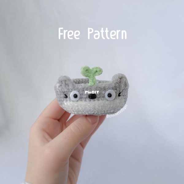 Crocheted by el totoro trinket tray.jpg