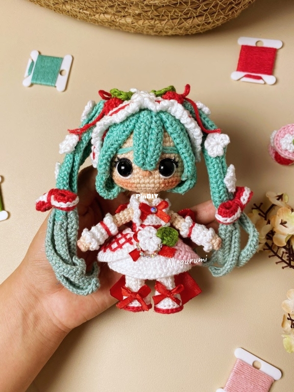 Niegurumi - Stephanie Olivera - Strawberry Miku - Spanish