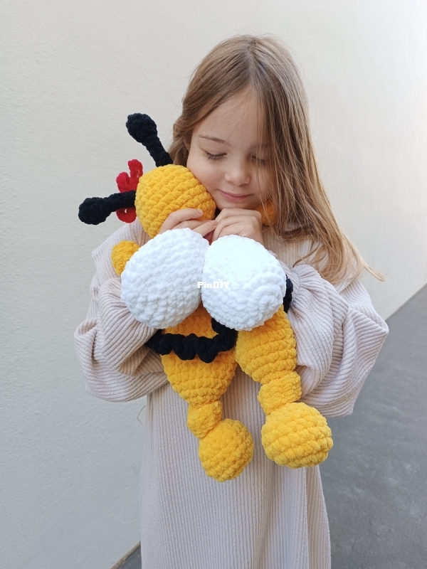 Mimi Magic Crochet Art - Monika Peshtani - Ladybee.jpg