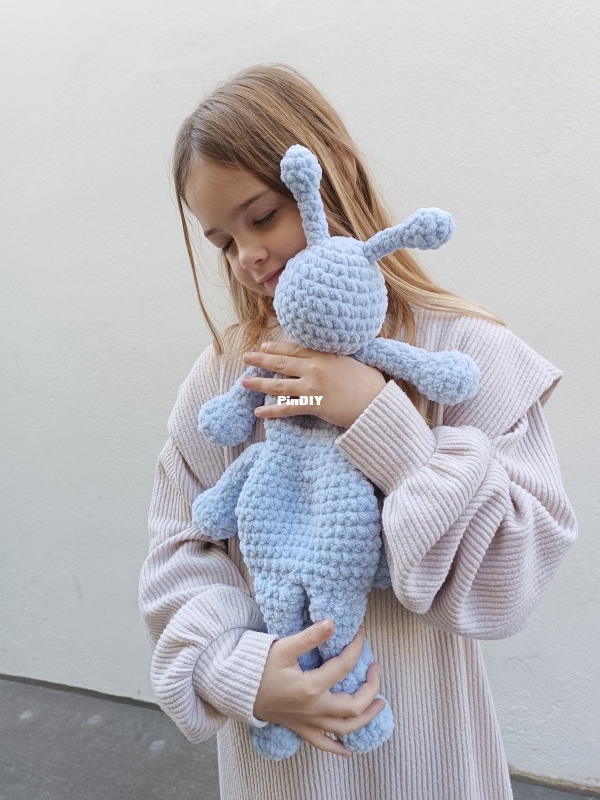 Mimi Magic Crochet Art - Monika Peshtani  - Ant.jpg