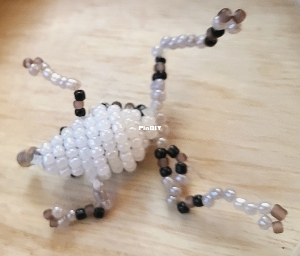 Gray Tree Frog keychain (underneath) made from 8/0 (3mm) seed beads