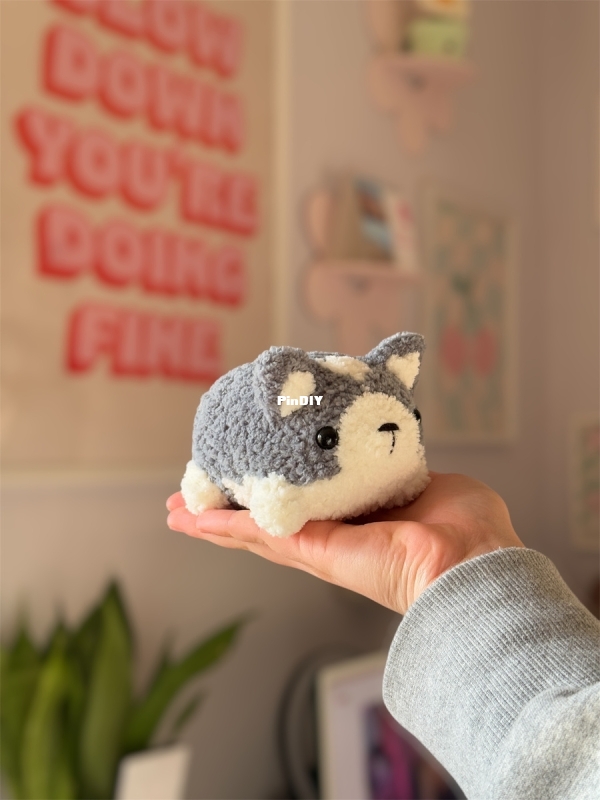 Beccis Plushies- Rebecca Müller- Fluffy Loaf Husky.jpg