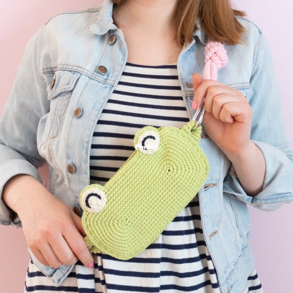 crochet-frog-cross-body-bag-pattern-4.jpg