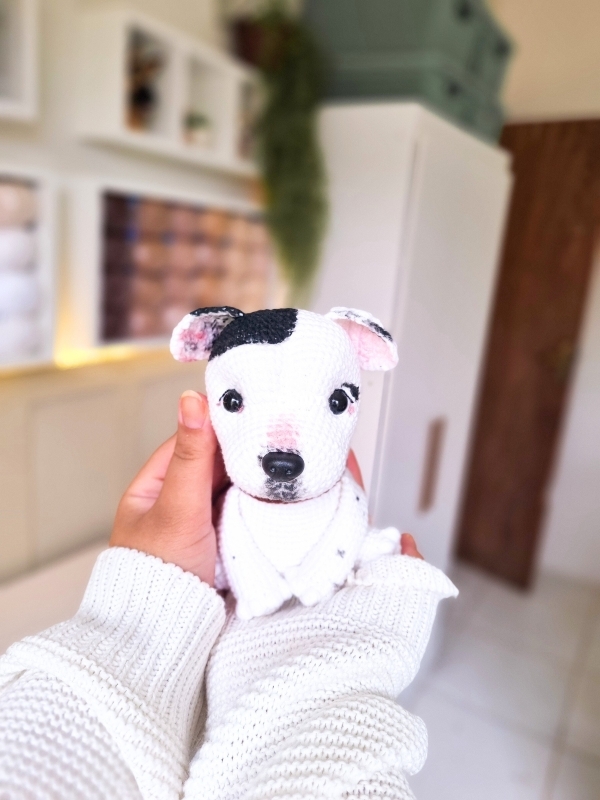 Lamigú Crochê - Layla Domingues - Cachorro Luigi o Staffordshire - Português