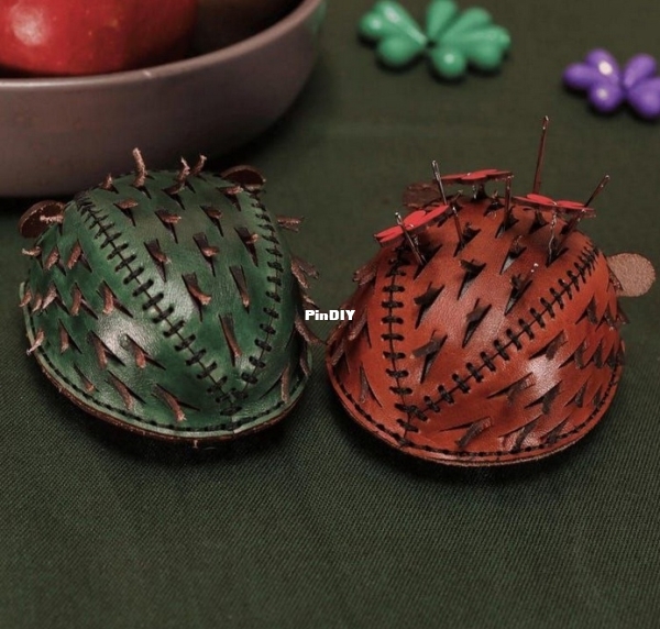hedgehog leather keychain or pincushion foto 2.jpg