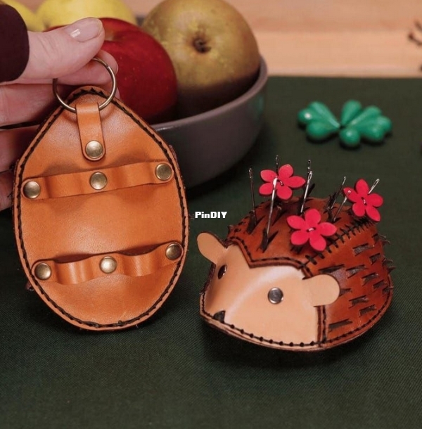 hedgehog leather keychain or pincushion foto 3.jpg